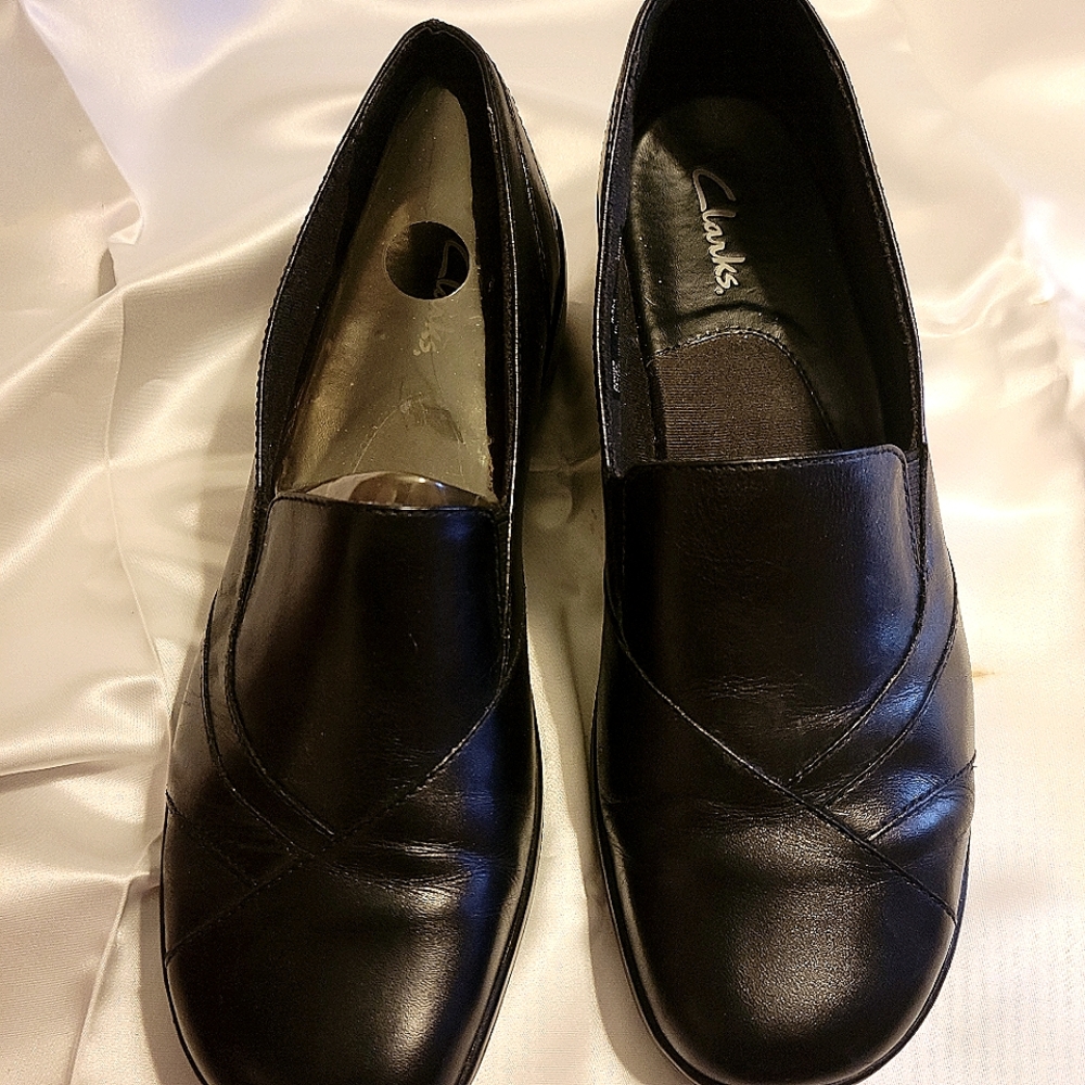 Clark's loafers size 8.5m, black in excellent condition.